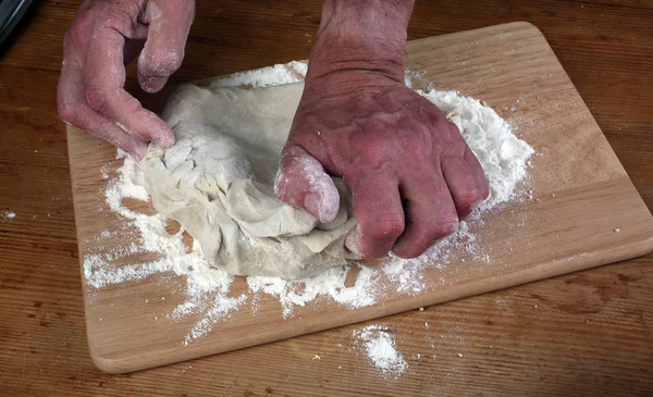 Baker Preparando Poco Masa Listo Para Hornear Poco Pan — Foto de Stock
