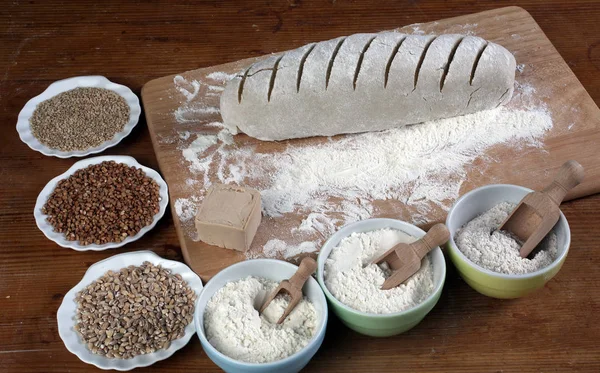 Brot Backen Teig Auf Holztisch Mit Mehl — Stockfoto