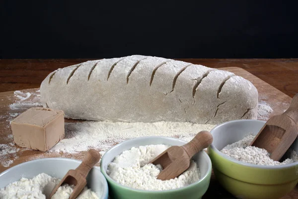 Brot Backen Teig Auf Holztisch Mit Mehl — Stockfoto