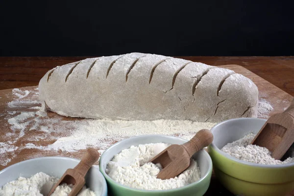 Baka Bröd Degen Träbord Med Mjöl — Stockfoto