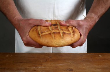 Bir taze somun Eucharistic ekmek kırma.