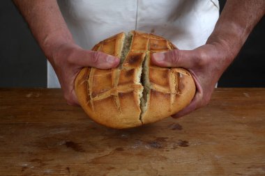 Bir taze somun Eucharistic ekmek kırma.