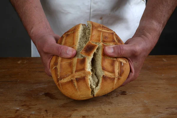 Разрыв Свежего Буханки Евхаристического Хлеба — стоковое фото