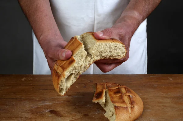 Σπάσιμο Του Ένα Φρέσκο Καρβέλι Ψωμί Ευχαριστιακή Στο Ζάγκρεμπ Κροατία — Φωτογραφία Αρχείου