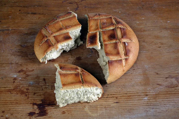 打破了一个新鲜的面包圣体面包在萨格勒布 克罗地亚 — 图库照片