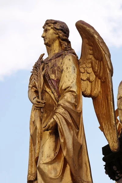 Goldene Statue Des Engels Auf Dem Brunnen Vor Der Kathedrale — Stockfoto