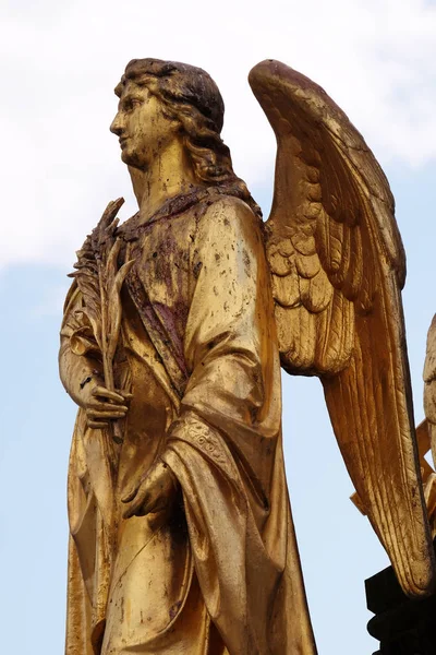 Estátua Ouro Anjo Fonte Frente Catedral Assunção Virgem Maria Zagreb — Fotografia de Stock