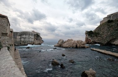 Eski liman Kolorina, Dubrovnik, Hırvatistan duvarlarının savunma olarak sentinals olarak iki kale Bokar ve Lovrijenic ayakta ile.