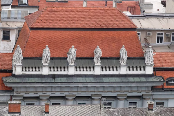 Heykeller Eski Şehrin Zagreb Hırvatistan Bina Cephesinde — Stok fotoğraf