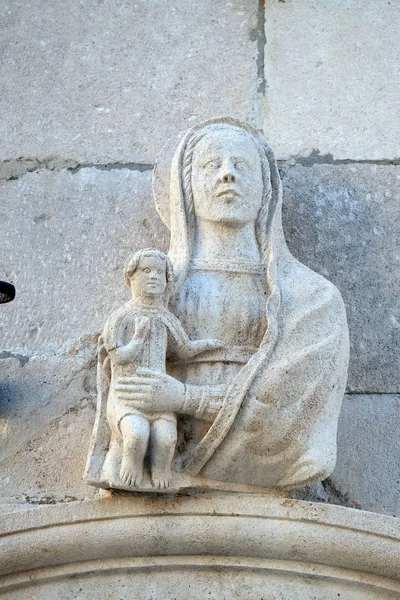 Statua Matki Boskiej Dzieciątkiem Jezus Mark Kościoła Zabytkowego Miasta Korcula — Zdjęcie stockowe