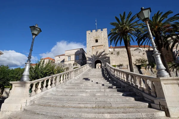 クロアチアのアドリア海の島コルチュラ島コルチュラ島の古い町の正門 — ストック写真