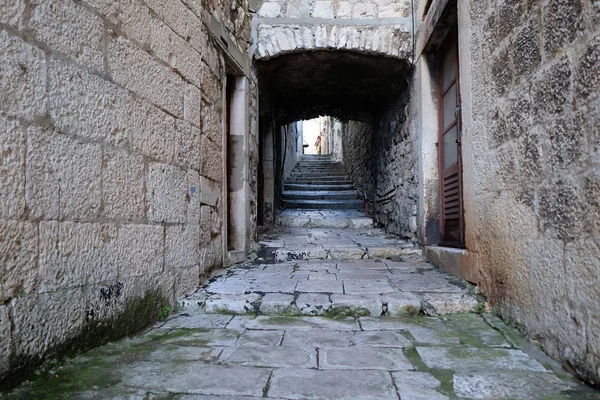 科尔丘拉 克罗地亚的老城狭窄的街道 — 图库照片