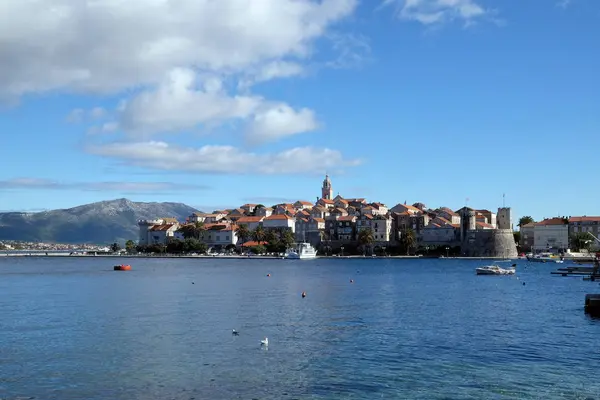絵のような中世ダルマチア都市コルチュラ島 クロアチアの文化および歴史的な目的地の海岸ビュー — ストック写真