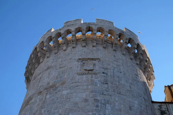 在克罗地亚的海岛科尔丘拉 历史城市科尔丘拉古城墙上的一座塔 — 图库照片