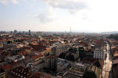 Zagreb, Hırvatistan'ın şehir merkezinin çatılarının havadan görünümü.