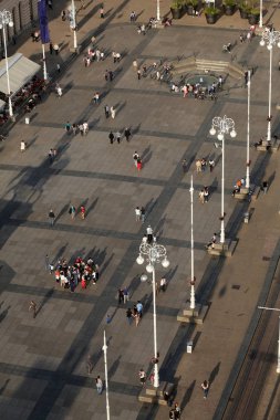 İnsanlar yasağı Jelacic Meydanı Zagreb, Hırvatistan.