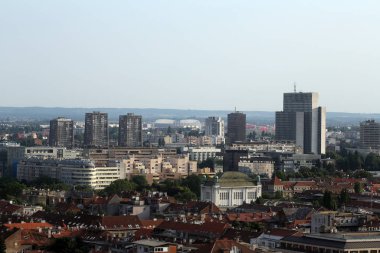 Zagrep, parlak güneşli bir günde, Zagreb, Hırvatistan güneyinde panorama havadan görünümü.