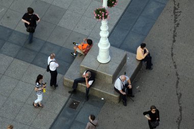İnsanlar yasağı Jelacic Meydanı Zagrep, Hırvatistan 31 Mayıs 2015 tarihinde.
