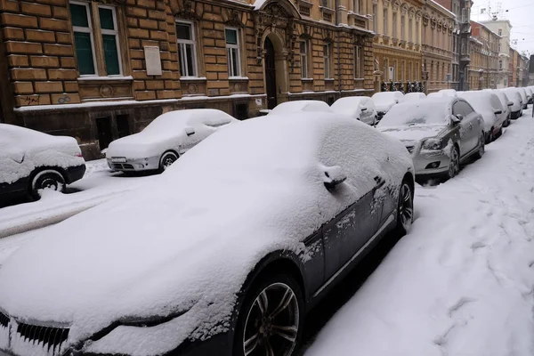 被雪覆盖的汽车停在克罗地亚萨格勒布的街道上 — 图库照片