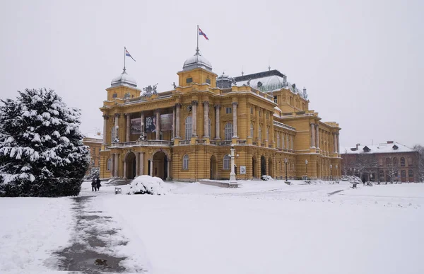 Hırvatistan Zagreb kış görünümünde Hırvat Ulusal Tiyatrosu.