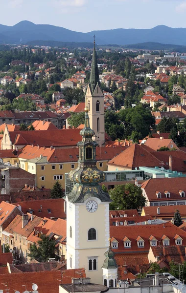 Věže Kostela Panny Marie Svatého Františka Assisi Střechami Pozadí Záhřebu — Stock fotografie