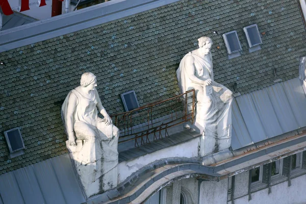 Estatuas Parte Superior Los Edificios Antiguos Ciudad Plaza Ban Jelacic — Foto de Stock