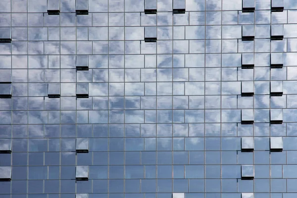 蓝色的窗口办公大楼在克罗地亚萨格勒布市背景 — 图库照片