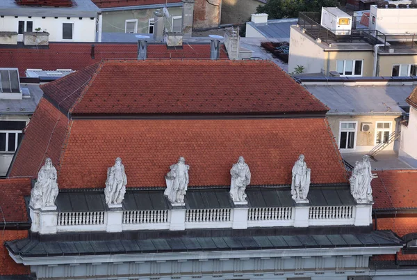 Estatuas Parte Superior Los Edificios Antiguos Ciudad Plaza Ban Jelacic —  Fotos de Stock
