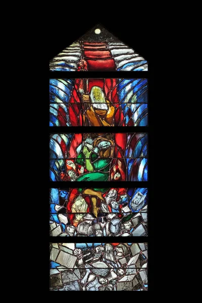 神は人々に新しい命を与えます ドイツのピフラスの聖ヨハネ教会のシーガー コーダーによるステンドグラスの窓 — ストック写真