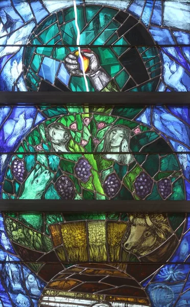 ドイツのピフラスにある聖ヨハネ教会のシーガー コーダーによる栄光のステンドグラスの窓をすべて完成させます — ストック写真
