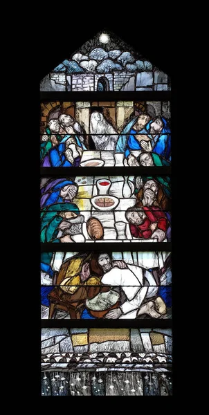 하나님은 그리스도를 세상에서 구원을 시작하시며 라스의 교회에 스테인 코더의 스테인드글라스 — 스톡 사진