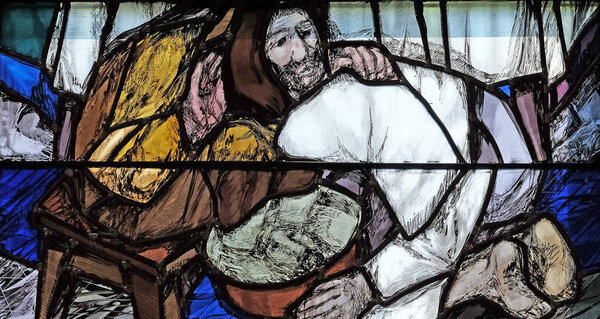 Бог начинает спасение в этом мире через Своего Сына Иисуса Христа, детали витража Зигера Кодера в церкви Святого Иоанна в Пифле, Германия
