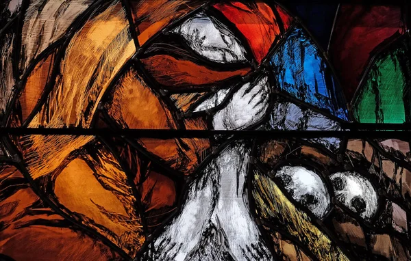 神の約束は人々に勇気と希望を与えます彼らの人生と救いの道 ドイツのピフラスの聖ヨハネ教会のシーガー コーダーによるステンドグラスの窓の詳細 — ストック写真