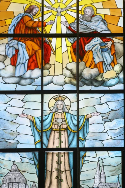 聖母マリアの戴冠式 パドヴァの聖アンソニー教会のステンドグラスの窓とクロアチアのラジナの殉教者の聖母マリア女王 — ストック写真