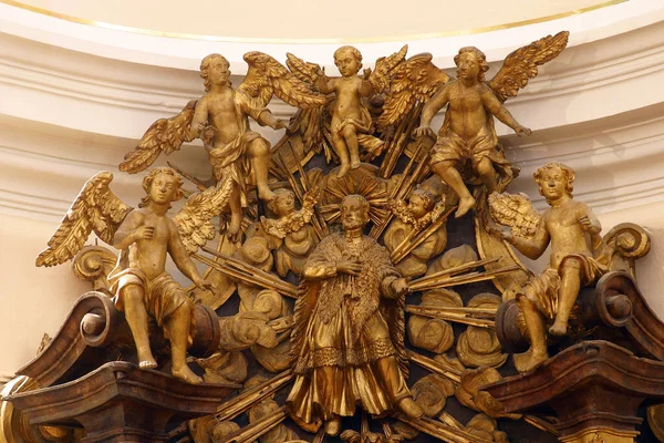聖アロイシウス ゴンサガ聖アロイシウス ゴンサガ アルタル天使に囲まれたクロアチア ザグレブの聖フランシスコ ザビエル教会 — ストック写真