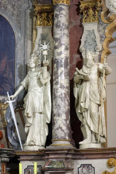 聖バルバラとヨアヒム像はクロアチアのザグレブにある聖フランシスコ ザビエル教会の祭壇に安置されている — ストック写真
