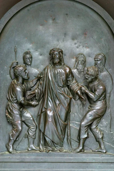 耶稣在克罗地亚萨格勒布的圣方济各泽维尔教堂被剥夺了他的衣服 — 图库照片
