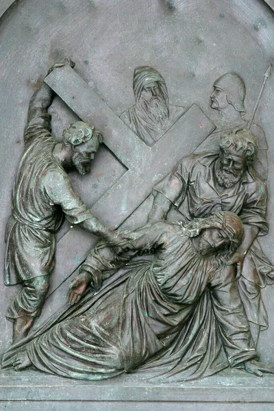 第七个十字架站 耶稣第二次坠落 克罗地亚萨格勒布圣方济各泽维尔教堂 — 图库照片