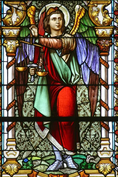 聖ミカエル大天使 クロアチア ザグレブの聖バルバラ教会のステンドグラスの窓 — ストック写真