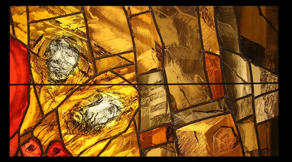 德国贝尼迪克顿修道院的西格尔 考德尔所著的 观察生活元素 彩色玻璃窗户的细节 — 图库照片