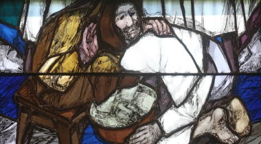 Tanrı, oğlu İsa aracılığıyla bu dünyada kurtuluşa kavuşuyor. Almanya 'nın Piflas kentindeki Aziz John kilisesinde Sieger Koder tarafından hazırlanan vitraylı pencerenin ayrıntıları.