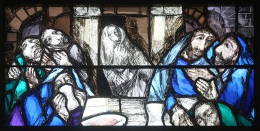 Tanrı, oğlu İsa aracılığıyla bu dünyada kurtuluşa kavuşuyor. Almanya 'nın Piflas kentindeki Aziz John kilisesinde Sieger Koder tarafından hazırlanan vitraylı pencerenin ayrıntıları.