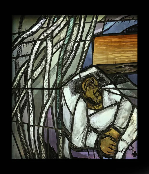 在德国普拉赫的耶稣会墓地 塞勒内的西蒙拿着十字架 上面有西格尔 考德尔在教堂里的彩色玻璃窗户的细节 — 图库照片