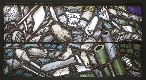 神はすべての人類の罪を負い 罪人の手を取り 彼らを死から救い ドイツのピフラスにある聖ヨハネ教会のシーガー コーダーによるステンドグラスの窓の詳細 — ストック写真