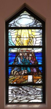 Tanrı, oğlu İsa aracılığıyla bu dünyada kurtuluşa kavuşuyor. Bu pencere, Almanya 'nın Piflas kentindeki Aziz John Kilisesi' nde Sieger Koder tarafından boyalı.