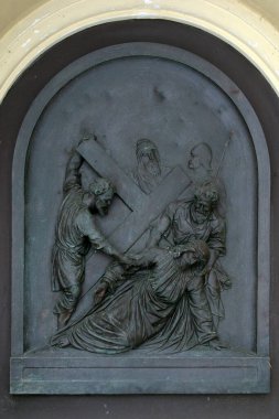 7. Haç İstasyonları, İsa ikinci kez düştü, Hırvatistan 'ın Zagreb kentindeki St. Francis Xavier Kilisesi