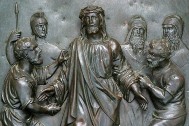 10. Haç İstasyonları, İsa 'nın giysileri çıkarıldı, Hırvatistan' ın Zagreb kentindeki St. Francis Xavier Kilisesi.