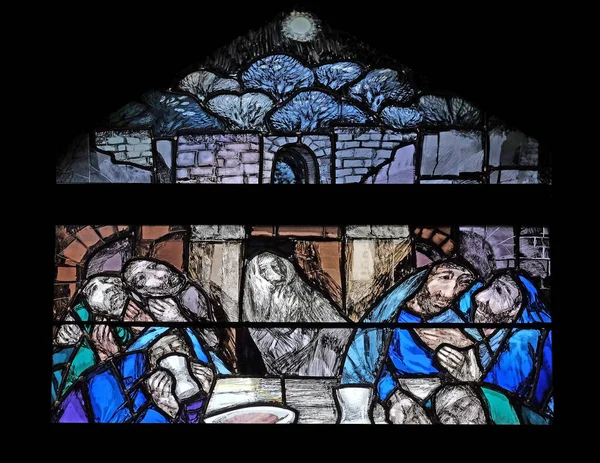 上帝通过他的儿子耶稣基督开始拯救这个世界 他的儿子是德国皮弗拉斯圣约翰教堂的西格尔 科德的彩色玻璃窗户的细节 — 图库照片