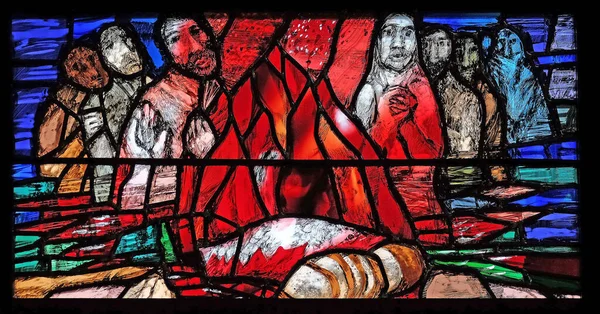 上帝的应许给了人们勇气和希望在他们的生活和拯救的道路上 德国皮弗拉斯的圣约翰教堂的西格尔 科德的彩色玻璃窗户的细节 — 图库照片