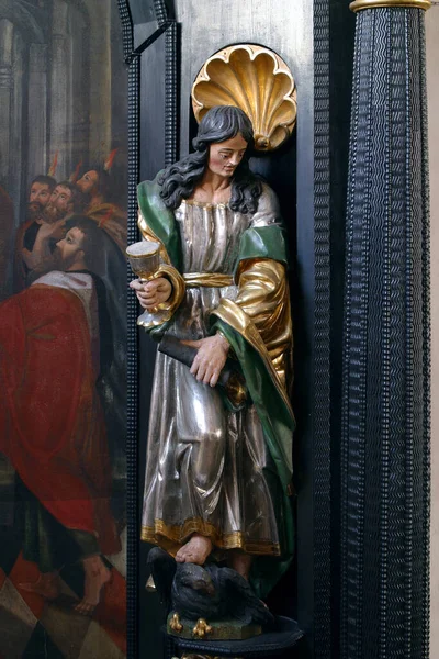 圣约翰福音传道者 克罗地亚萨格勒布圣凯瑟琳教堂圣灵坛上的雕像 — 图库照片